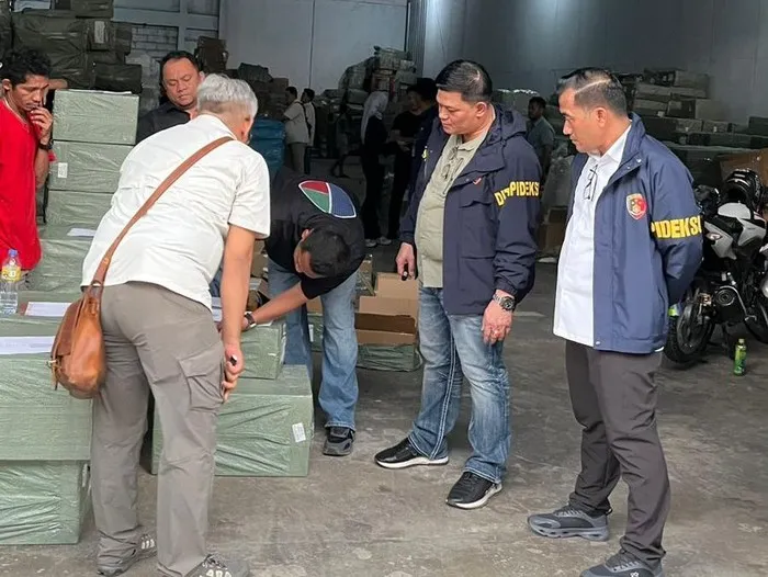Petugas Bareskrim Polri menggerebek gudang selundupan di Penjaringan Jakarta Utara dan menyita ribuan ponsel impor ilegal. (Posnews/Ist)
