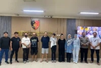 Petugas Bareskrim Polri menyerahkan tersangka dan barang bukti narkoba ke Kejaksaan Negeri Badung Bali. (Posnews/Ist)