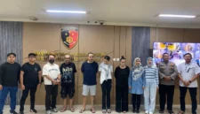 Petugas Bareskrim Polri menyerahkan tersangka dan barang bukti narkoba ke Kejaksaan Negeri Badung Bali. (Posnews/Ist)