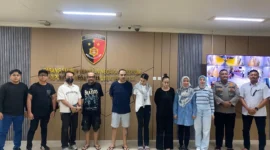 Petugas Bareskrim Polri menyerahkan tersangka dan barang bukti narkoba ke Kejaksaan Negeri Badung Bali. (Posnews/Ist)