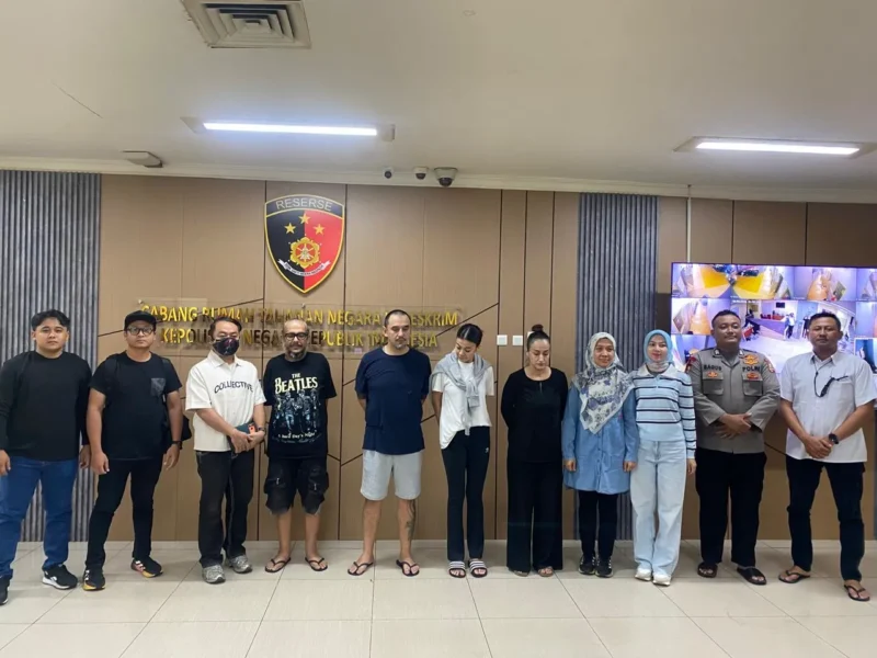 Petugas Bareskrim Polri menyerahkan tersangka dan barang bukti narkoba ke Kejaksaan Negeri Badung Bali. (Posnews/Ist)