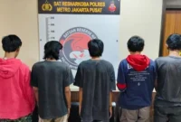 Petugas polisi mengamankan pelaku dan barang bukti sabu dalam penggerebekan di Tanah Abang Jakarta Pusat. (Posnews/Ist)