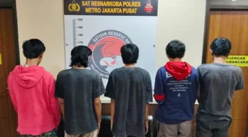 Petugas polisi mengamankan pelaku dan barang bukti sabu dalam penggerebekan di Tanah Abang Jakarta Pusat. (Posnews/Ist)