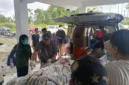 Petugas Satgas Damai Cartenz mengevakuasi korban penembakan KKB di Distrik Dekai, Yahukimo, Papua Pegunungan, Senin 27 April 2026. (Posnews/Ist)
