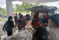 Petugas Satgas Damai Cartenz mengevakuasi korban penembakan KKB di Distrik Dekai, Yahukimo, Papua Pegunungan, Senin 27 April 2026. (Posnews/Ist)