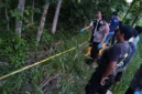 Petugas polisi mengevakuasi jasad remaja yang ditemukan terkubur dangkal dengan kepala terikat di Desa Gandrirojo, Rembang. (Posnews/Ist)