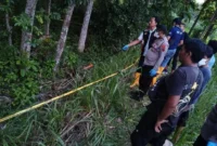 Petugas polisi mengevakuasi jasad remaja yang ditemukan terkubur dangkal dengan kepala terikat di Desa Gandrirojo, Rembang. (Posnews/Ist)