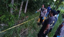 Petugas polisi mengevakuasi jasad remaja yang ditemukan terkubur dangkal dengan kepala terikat di Desa Gandrirojo, Rembang. (Posnews/Ist)