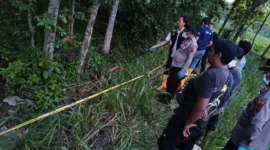 Petugas polisi mengevakuasi jasad remaja yang ditemukan terkubur dangkal dengan kepala terikat di Desa Gandrirojo, Rembang. (Posnews/Ist)