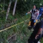 Petugas polisi mengevakuasi jasad remaja yang ditemukan terkubur dangkal dengan kepala terikat di Desa Gandrirojo, Rembang. (Posnews/Ist)