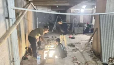 Petugas kepolisian melakukan olah TKP di proyek bangunan TB Simatupang Jakarta Selatan. (Posnews/Ist)