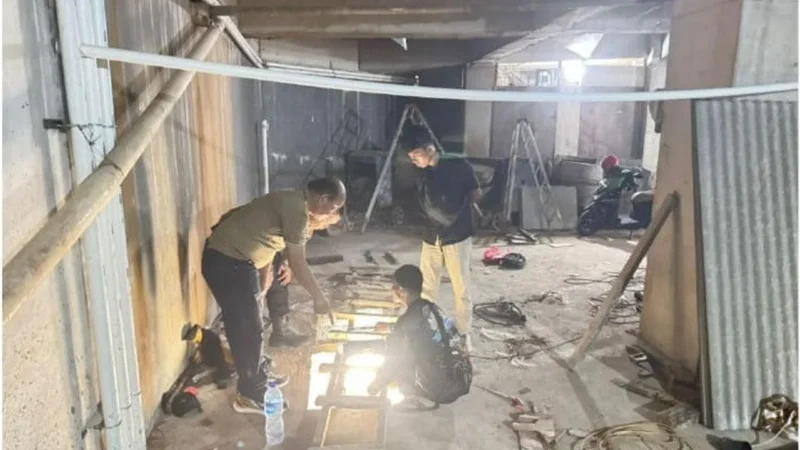 Petugas kepolisian melakukan olah TKP di proyek bangunan TB Simatupang Jakarta Selatan. (Posnews/Ist)