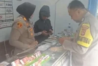 Petugas dari Polsek Megamendung saat melakukan sidak. (Posnews/Ist)