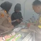 Petugas dari Polsek Megamendung saat melakukan sidak. (Posnews/Ist)