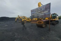 Petugas Kejaksaan Agung menyegel lokasi tambang batubara dan menyita alat berat dalam kasus korupsi PT AKT. (Posnews/Ist)