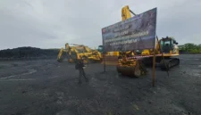 Petugas Kejaksaan Agung menyegel lokasi tambang batubara dan menyita alat berat dalam kasus korupsi PT AKT. (Posnews/Ist)