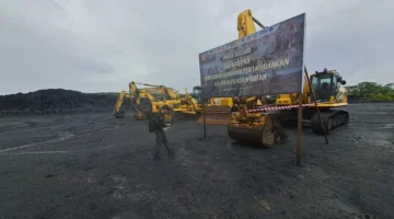 Petugas Kejaksaan Agung menyegel lokasi tambang batubara dan menyita alat berat dalam kasus korupsi PT AKT. (Posnews/Ist)