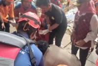 Petugas gabungan melakukan pencarian korban balita di saluran air kawasan Jakarta Barat. (Posnews/Ist)