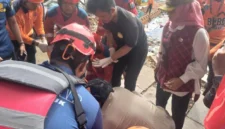 Petugas gabungan melakukan pencarian korban balita di saluran air kawasan Jakarta Barat. (Posnews/Ist)