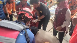 Petugas gabungan melakukan pencarian korban balita di saluran air kawasan Jakarta Barat. (Posnews/Ist)