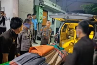 Petugas kepolisian dan tim Inafis melakukan olah TKP di ruang tahanan Imigrasi Depok setelah seorang WNA ditemukan tewas gantung diri di kamar mandi. (Posnews/Ist)