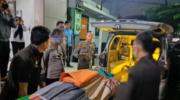 Petugas kepolisian dan tim Inafis melakukan olah TKP di ruang tahanan Imigrasi Depok setelah seorang WNA ditemukan tewas gantung diri di kamar mandi. (Posnews/Ist)