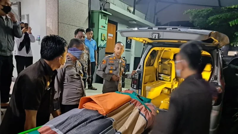 Petugas kepolisian dan tim Inafis melakukan olah TKP di ruang tahanan Imigrasi Depok setelah seorang WNA ditemukan tewas gantung diri di kamar mandi. (Posnews/Ist)