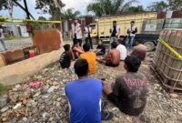 Petugas kepolisian mengamankan gudang BBM ilegal dan menyita tangki serta peralatan oplosan dalam penggerebekan kasus mafia BBM subsidi di Sumatera Selatan. (posnews/Ist)