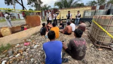 Petugas kepolisian mengamankan gudang BBM ilegal dan menyita tangki serta peralatan oplosan dalam penggerebekan kasus mafia BBM subsidi di Sumatera Selatan. (posnews/Ist)