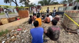 Petugas kepolisian mengamankan gudang BBM ilegal dan menyita tangki serta peralatan oplosan dalam penggerebekan kasus mafia BBM subsidi di Sumatera Selatan. (posnews/Ist)