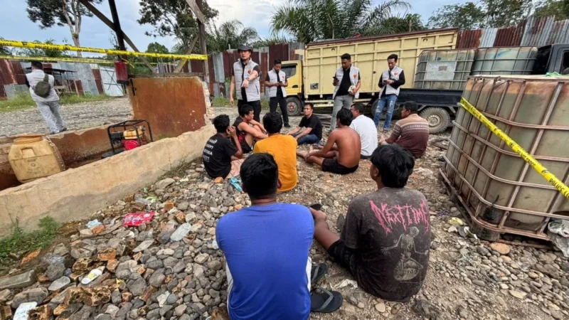 Petugas kepolisian mengamankan gudang BBM ilegal dan menyita tangki serta peralatan oplosan dalam penggerebekan kasus mafia BBM subsidi di Sumatera Selatan. (posnews/Ist)