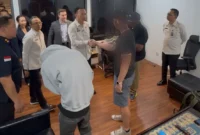 Petugas Imigrasi mengamankan buronan Amerika Serikat di Bandara Ngurah Rai Bali melalui sistem autogate canggih. (Posnews/Ist)
