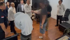 Petugas Imigrasi mengamankan buronan Amerika Serikat di Bandara Ngurah Rai Bali melalui sistem autogate canggih. (Posnews/Ist)
