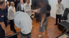 Petugas Imigrasi mengamankan buronan Amerika Serikat di Bandara Ngurah Rai Bali melalui sistem autogate canggih. (Posnews/Ist)
