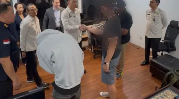 Petugas Imigrasi mengamankan buronan Amerika Serikat di Bandara Ngurah Rai Bali melalui sistem autogate canggih. (Posnews/Ist)
