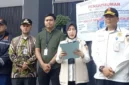 Petugas Satpol PP menyegel tempat hiburan malam White Rabbit PIK di Jakarta Utara. (Posnews/Ist)
