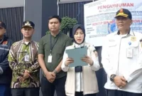 Petugas Satpol PP menyegel tempat hiburan malam White Rabbit PIK di Jakarta Utara. (Posnews/Ist)
