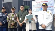 Petugas Satpol PP menyegel tempat hiburan malam White Rabbit PIK di Jakarta Utara. (Posnews/Ist)
