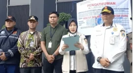Petugas Satpol PP menyegel tempat hiburan malam White Rabbit PIK di Jakarta Utara. (Posnews/Ist)
