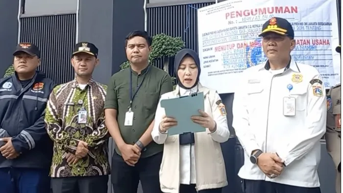 Petugas Satpol PP menyegel tempat hiburan malam White Rabbit PIK di Jakarta Utara. (Posnews/Ist)
