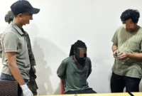 Petugas Satgas Damai Cartenz mengamankan anggota KKB yang ditembak di kaki setelah mencoba kabur saat penangkapan di Mimika Papua. (Posnews/Ist)