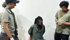 Petugas Satgas Damai Cartenz mengamankan anggota KKB yang ditembak di kaki setelah mencoba kabur saat penangkapan di Mimika Papua. (Posnews/Ist)