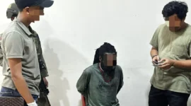 Petugas Satgas Damai Cartenz mengamankan anggota KKB yang ditembak di kaki setelah mencoba kabur saat penangkapan di Mimika Papua. (Posnews/Ist)