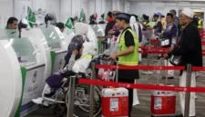 Petugas Imigrasi memeriksa dokumen calon jamaah haji di bandara setelah ditemukan penggunaan visa nonhaji sehingga keberangkatan ditunda. (Posnews/Net)