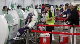 Petugas Imigrasi memeriksa dokumen calon jamaah haji di bandara setelah ditemukan penggunaan visa nonhaji sehingga keberangkatan ditunda. (Posnews/Net)