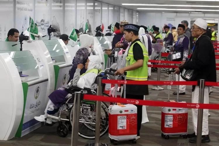 Petugas Imigrasi memeriksa dokumen calon jamaah haji di bandara setelah ditemukan penggunaan visa nonhaji sehingga keberangkatan ditunda. (Posnews/Net)