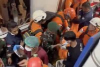 Petugas mengevakuasi korban kecelakaan kereta di Stasiun Bekasi Timur pagi hari. (Posnews/Ist)