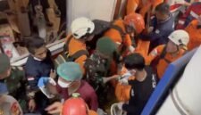 Petugas mengevakuasi korban kecelakaan kereta di Stasiun Bekasi Timur pagi hari. (Posnews/Ist)