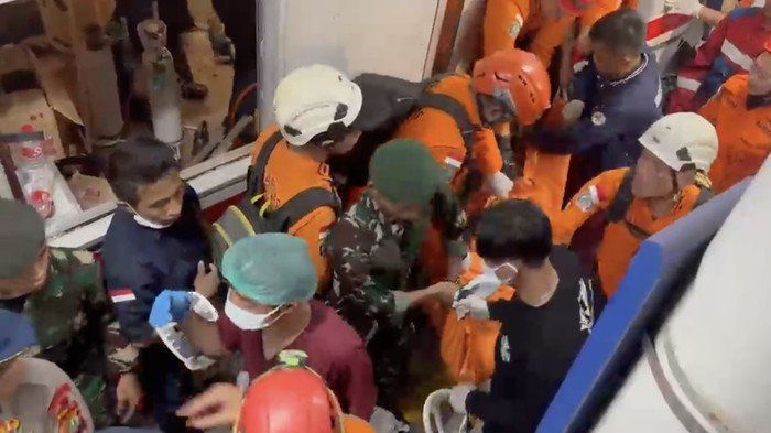 Petugas mengevakuasi korban kecelakaan kereta di Stasiun Bekasi Timur pagi hari. (Posnews/Ist)