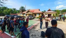 Petugas mengevakuasi puluhan calon pekerja migran Indonesia yang hendak diberangkatkan secara ilegal ke Malaysia dalam pengungkapan kasus TPPO di Dumai, Riau. (Posnews/TVOne)